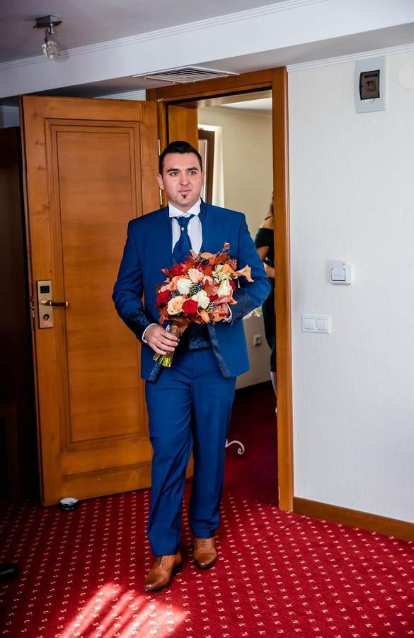 Hotel Dennis Medias Bagian luar foto