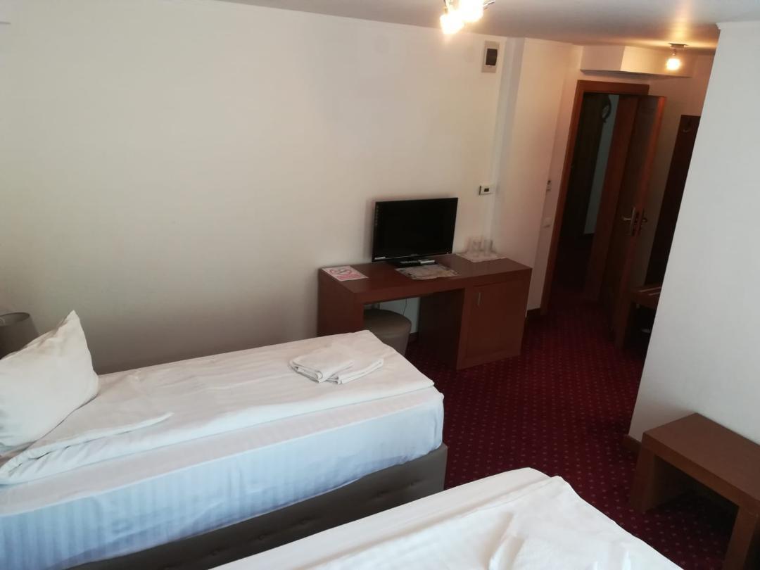 Hotel Dennis Medias Bagian luar foto