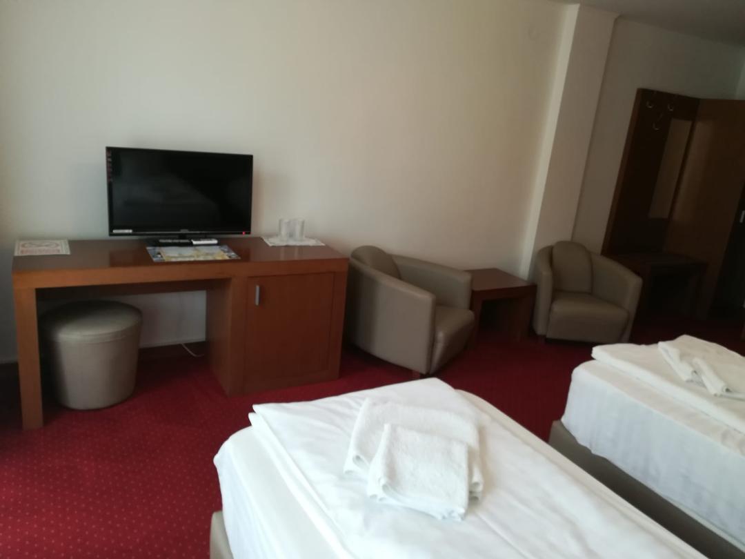 Hotel Dennis Medias Bagian luar foto