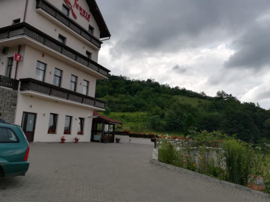 Hotel Dennis Medias Bagian luar foto
