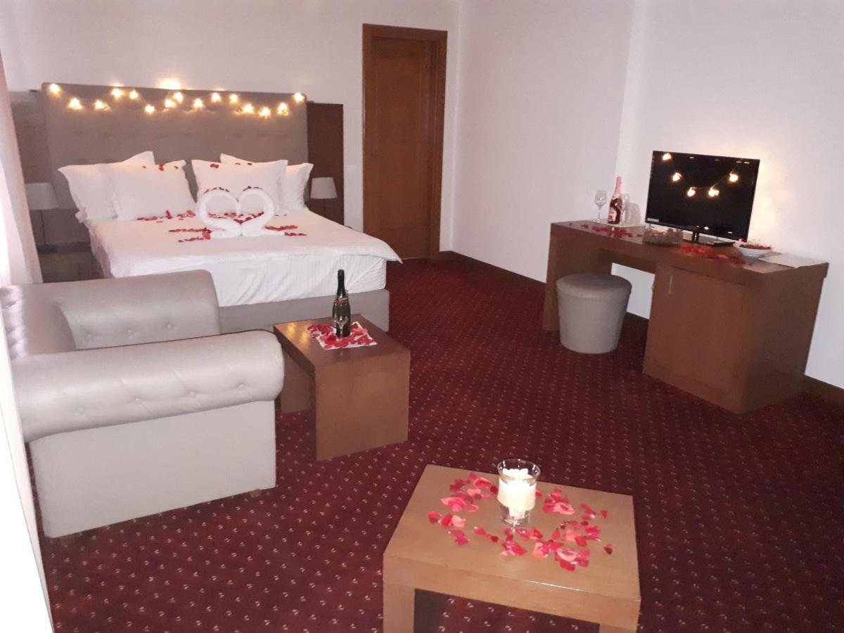 Hotel Dennis Medias Bagian luar foto
