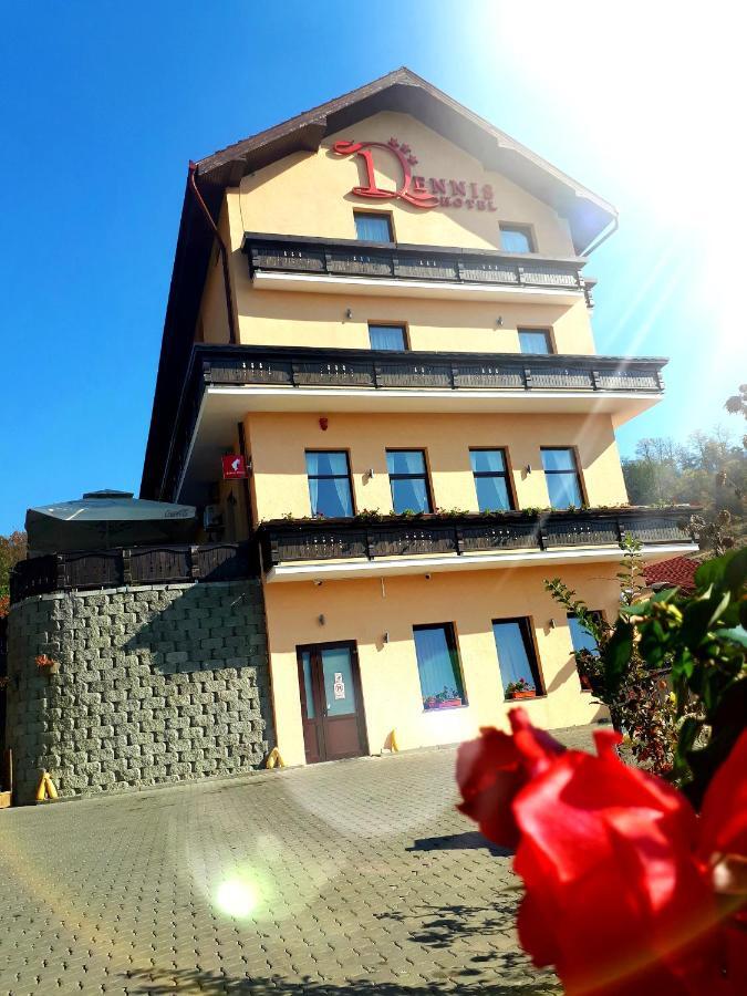 Hotel Dennis Medias Bagian luar foto