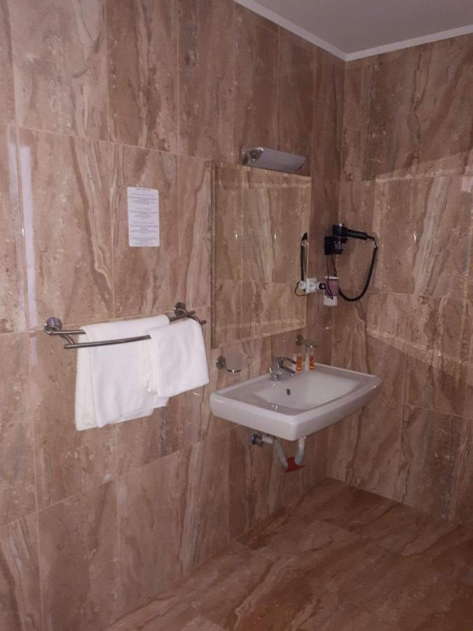 Hotel Dennis Medias Bagian luar foto